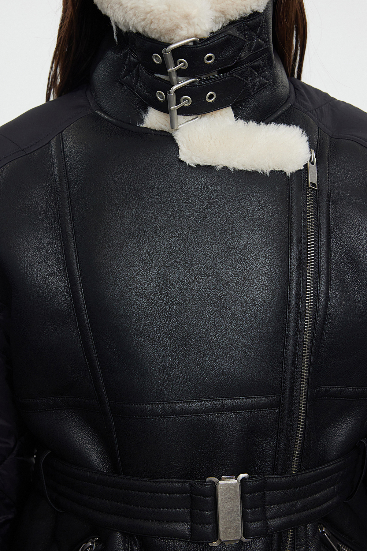 Trendyol Collection Schwarze Bikerjacke aus Kunstleder mit normaler Passform, Gürtel, Steppung und Plüschdetails TWOAW25MO00051