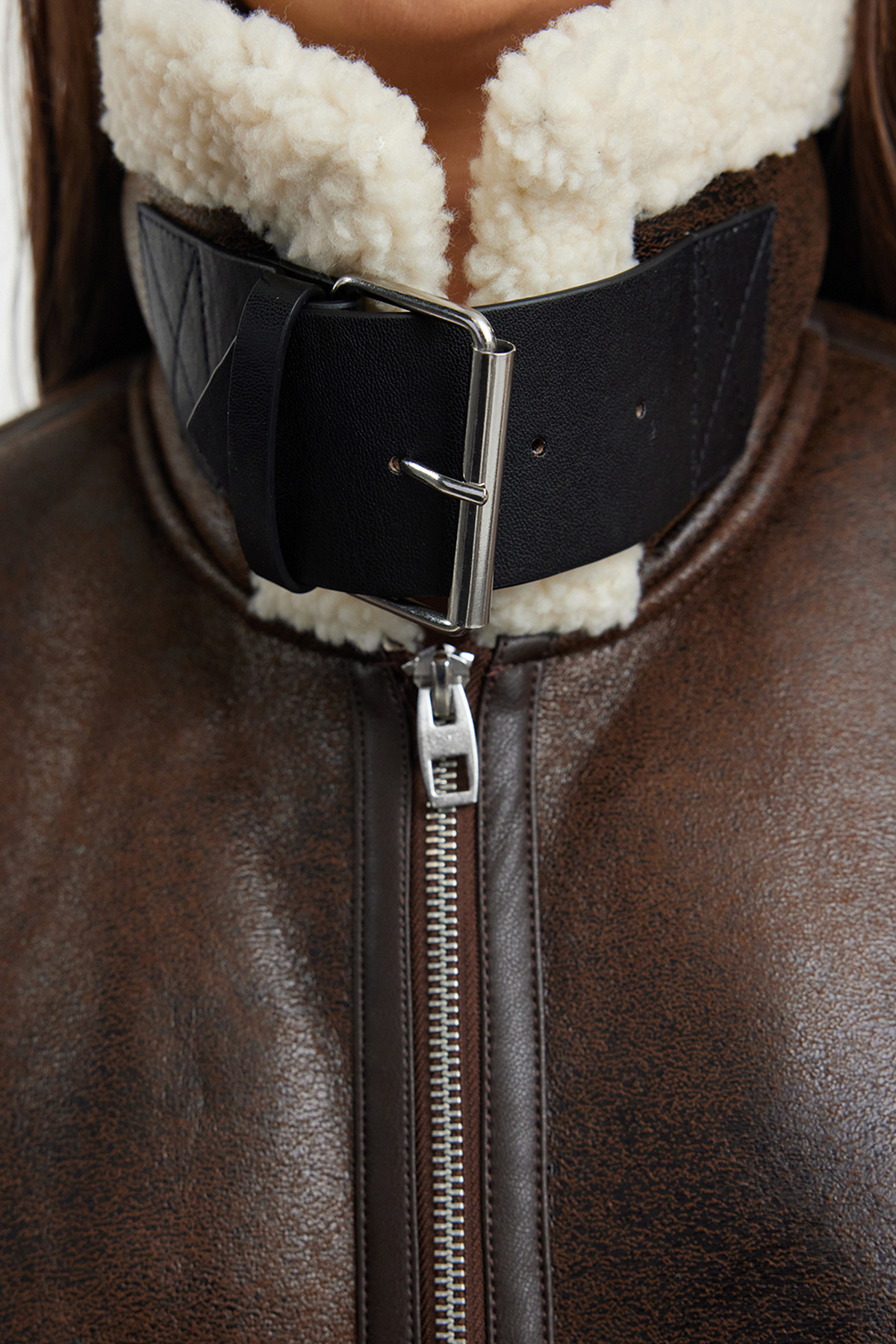 Trendyol Collection Tmavě hnědá oversize plyšová detailní semišová vesta TWOAW25YE00007