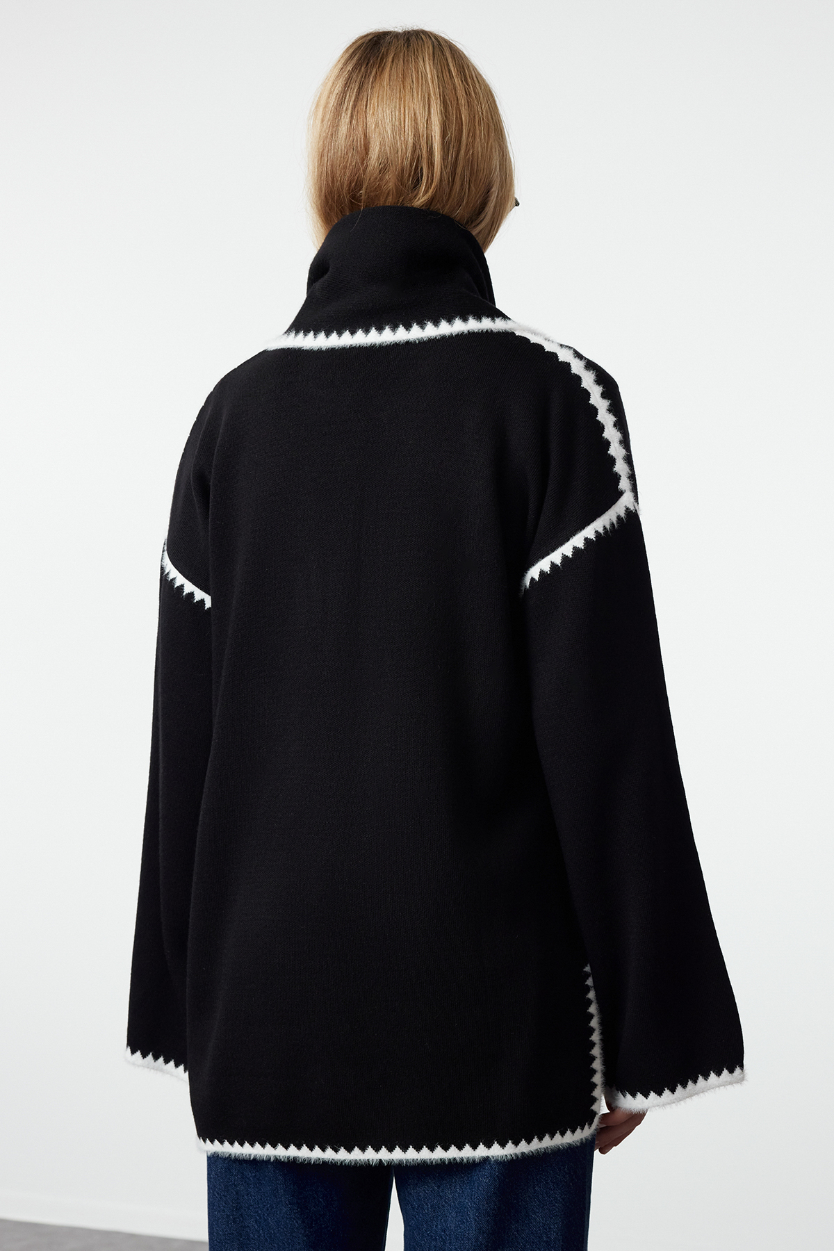 Trendyol Collection Czarny, miękki w dotyku, szeroki wzór szalika, dzianinowy kardigan TWOAW25HI00006