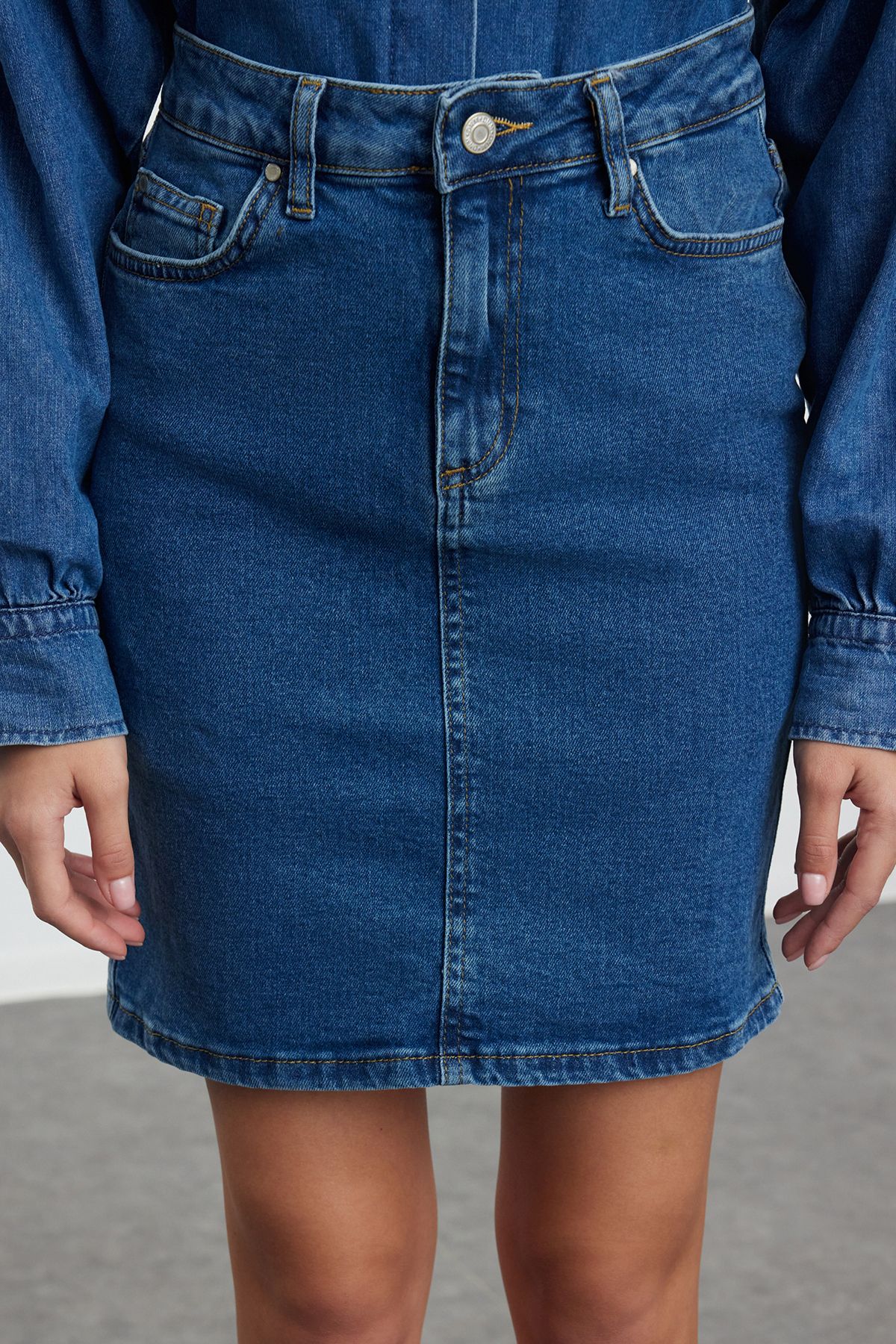 Trendyol Collection-Fusta albastră mini denim cu talie înaltă TWOSS20ET0241 3