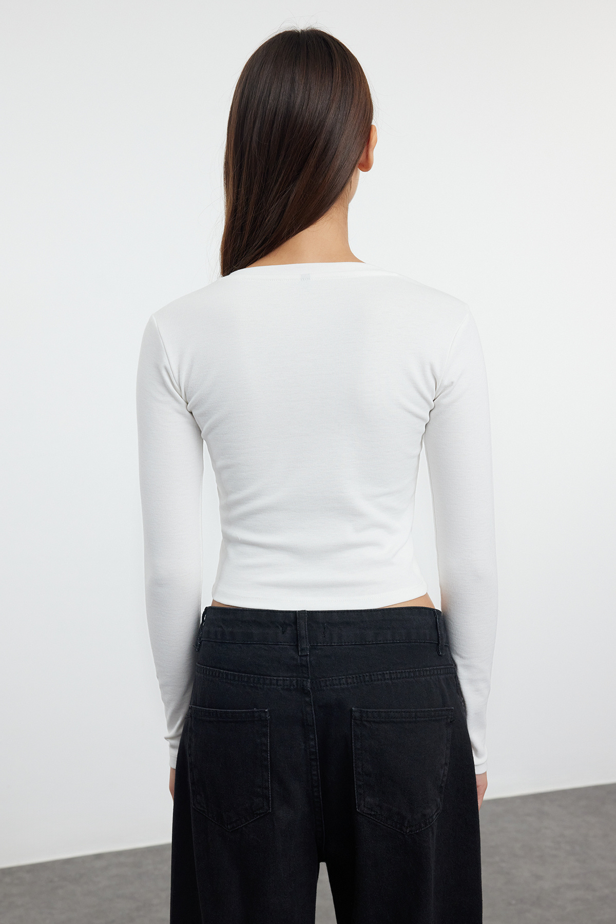 Trendyol Collection Czarno-ecru Crop Dzianinowa Bluzka - Dopasowana, Krótka Dopasowana TWOAW25BZ00061