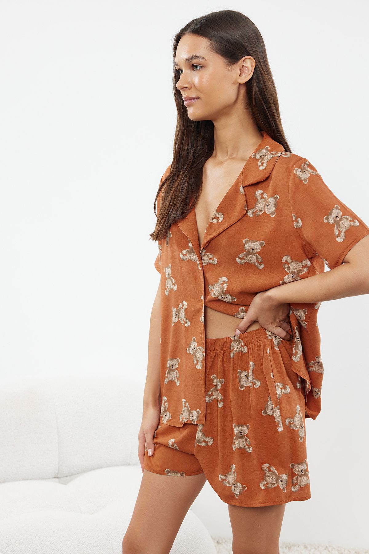 Trendyol Collection-Gewebtes Pyjama-Set mit Zimt-Teddybär-Muster, Viskose-Shorts THMSS24PT00067 1