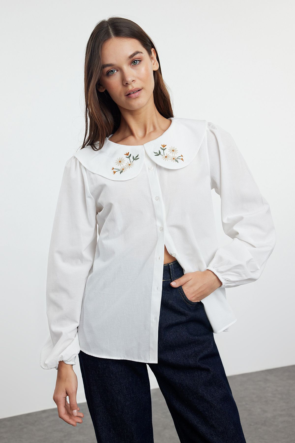 Trendyol Collection-Πουκάμισο από βαμβάκι εκρού - Λεπτομερής γιακάς με κέντημα, κανονική εφαρμογή TWOSS23GO00009 2