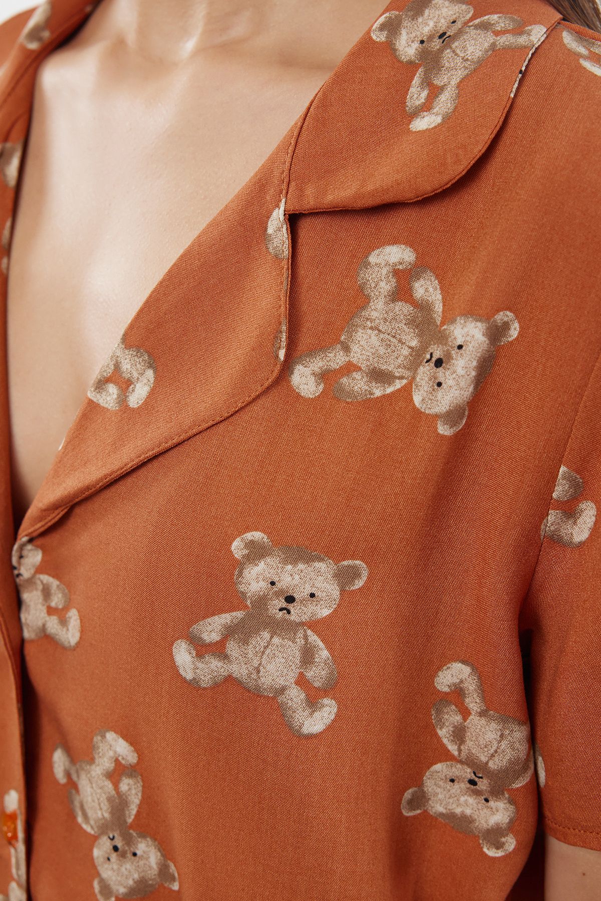 Trendyol Collection-Gewebtes Pyjama-Set mit Zimt-Teddybär-Muster, Viskose-Shorts THMSS24PT00067 3