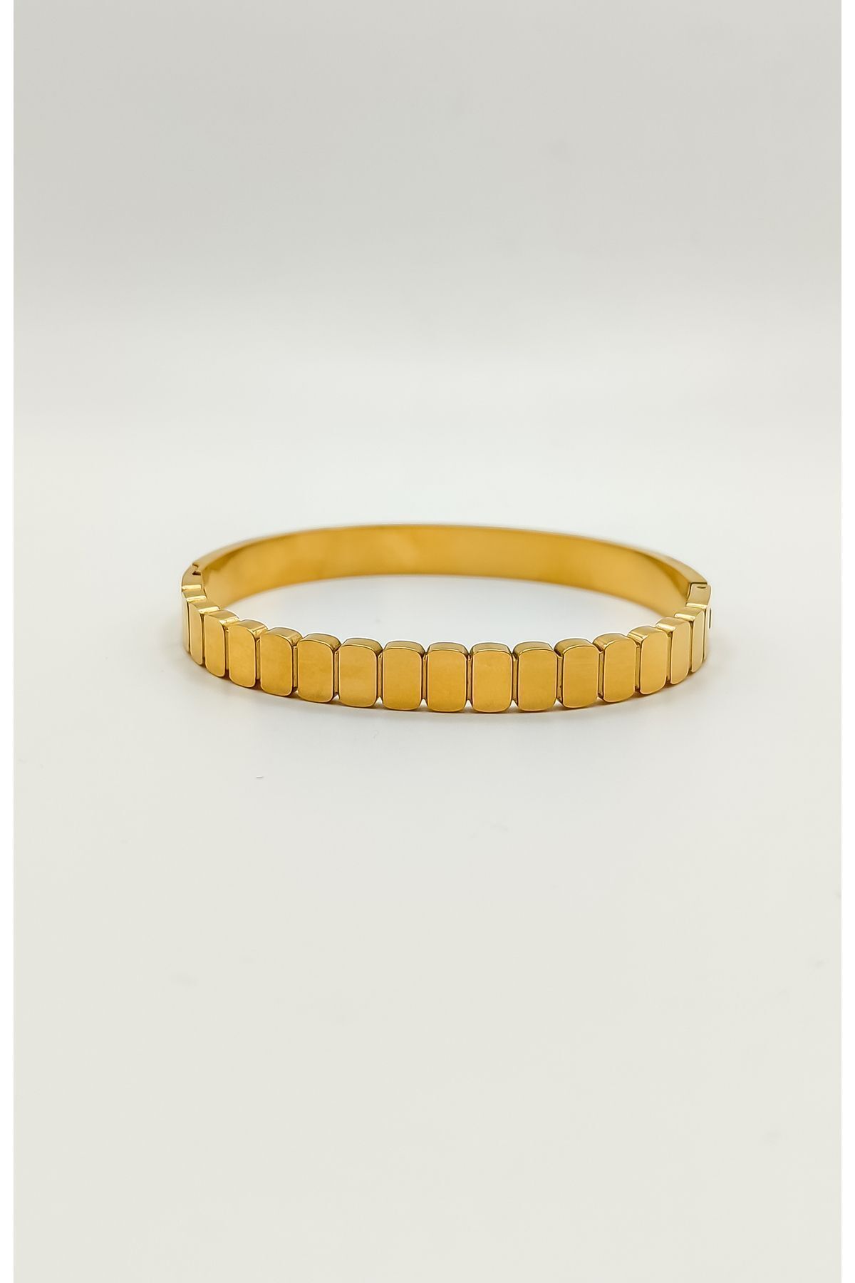 Zarif Gold Renk Yassı Desenli 14 Ayar Altın Kaplama Çelik Kelepçe Bileklik