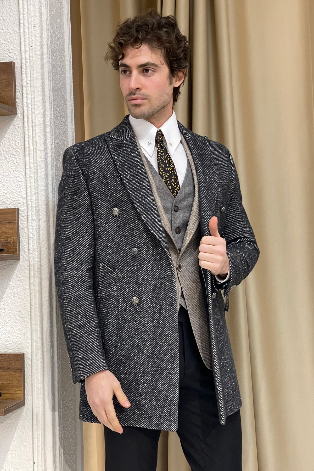  پالتو پشمی مشکی طرح جناغی دو سینه با دکمه‌های فلزی و طراحی ویژه و برش باریک