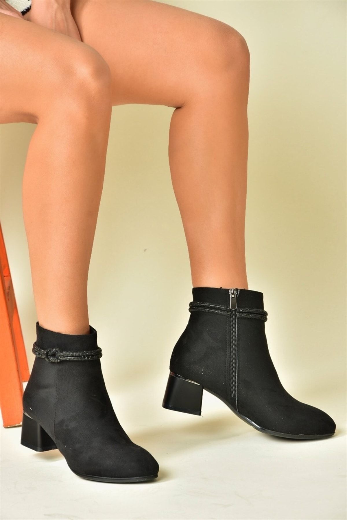 Fox Shoes-Schwarze Wildleder-Stiefel mit Steindetail und dickem Absatz für Damen N251035002 3