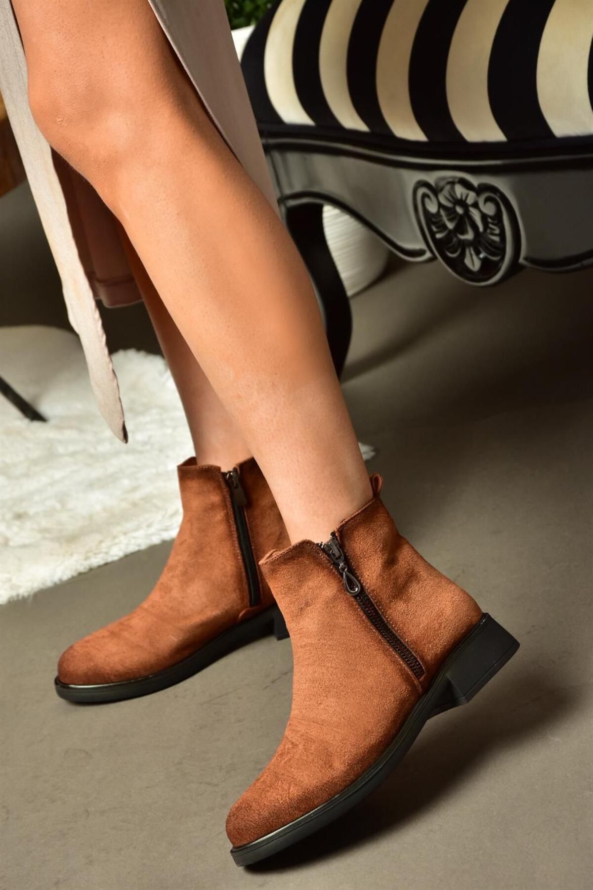 Fox Shoes-R374050402 Dámské semišové boty s nízkou podrážkou v hnědé barvě 3