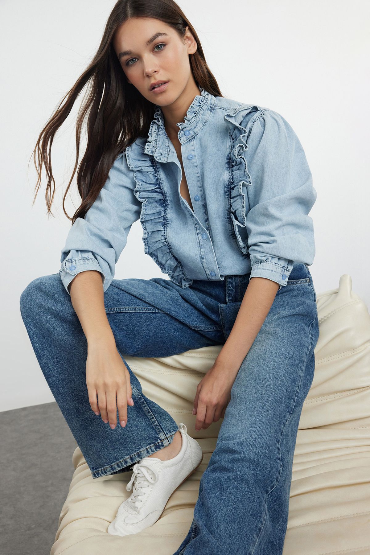 Trendyol Collection-Blaues Jeanshemd mit Volants - TWOAW25GO00004 2