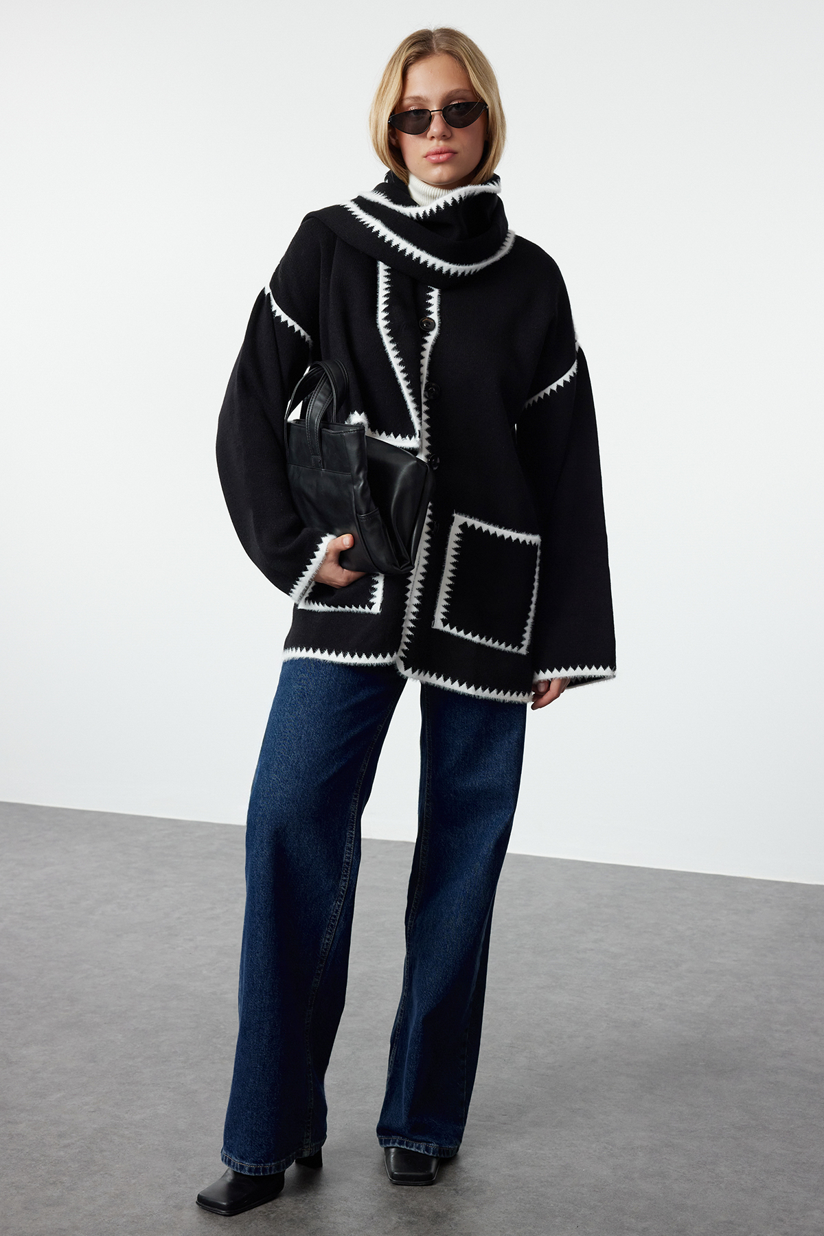 Trendyol Collection Czarny, miękki w dotyku, szeroki wzór szalika, dzianinowy kardigan TWOAW25HI00006