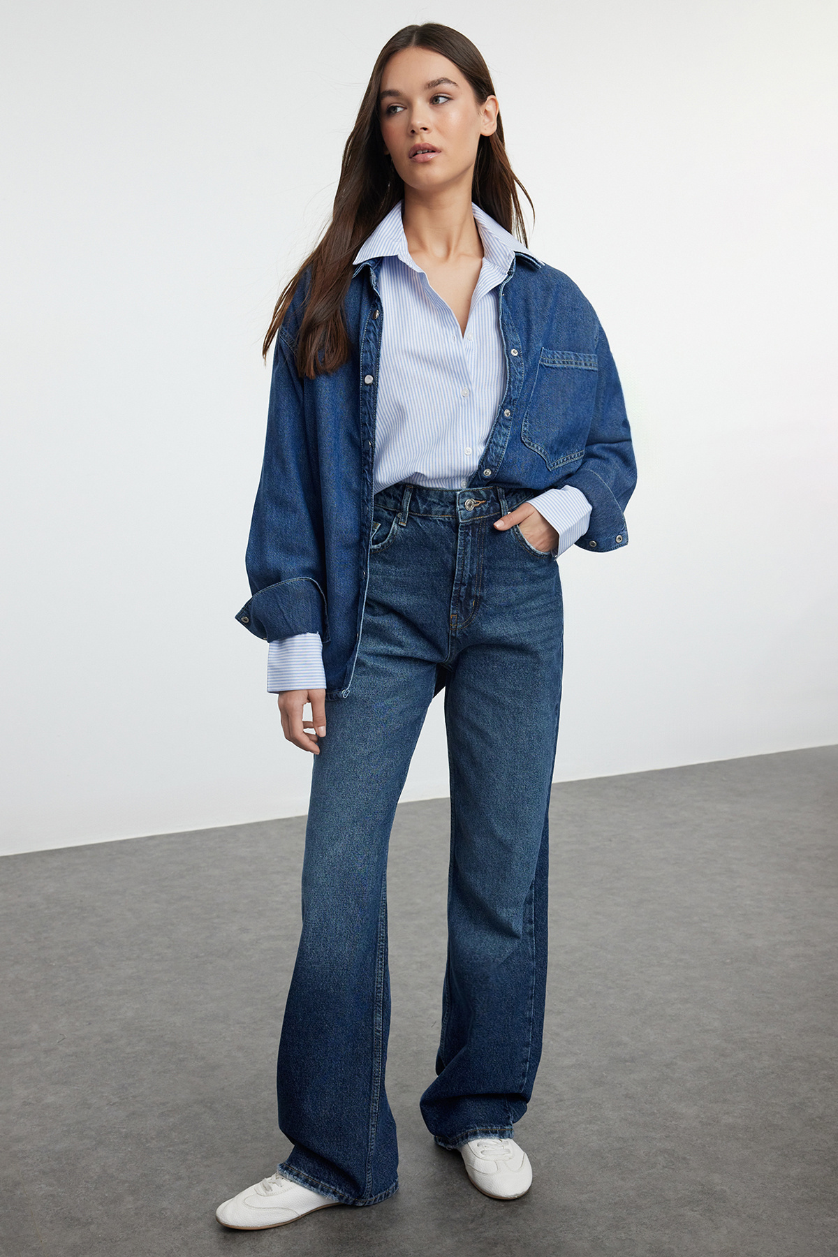 Trendyol Collection Ciemnoniebieskie jeansy z wysokim stanem i szerokimi nogawkami TWOAW25JE00105