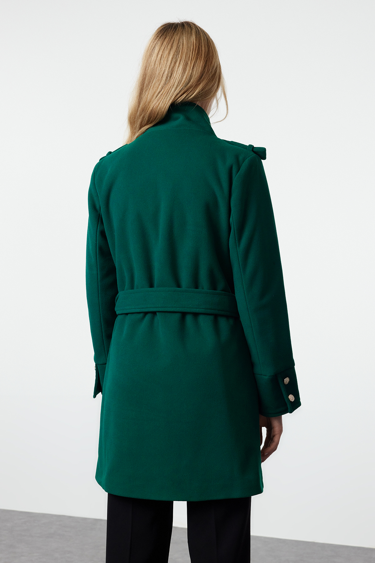 Trendyol Collection Dunkelgrüner Soft Stamp Mantel mit goldenen Knöpfen und Gürtel - Twoaw24kb00006