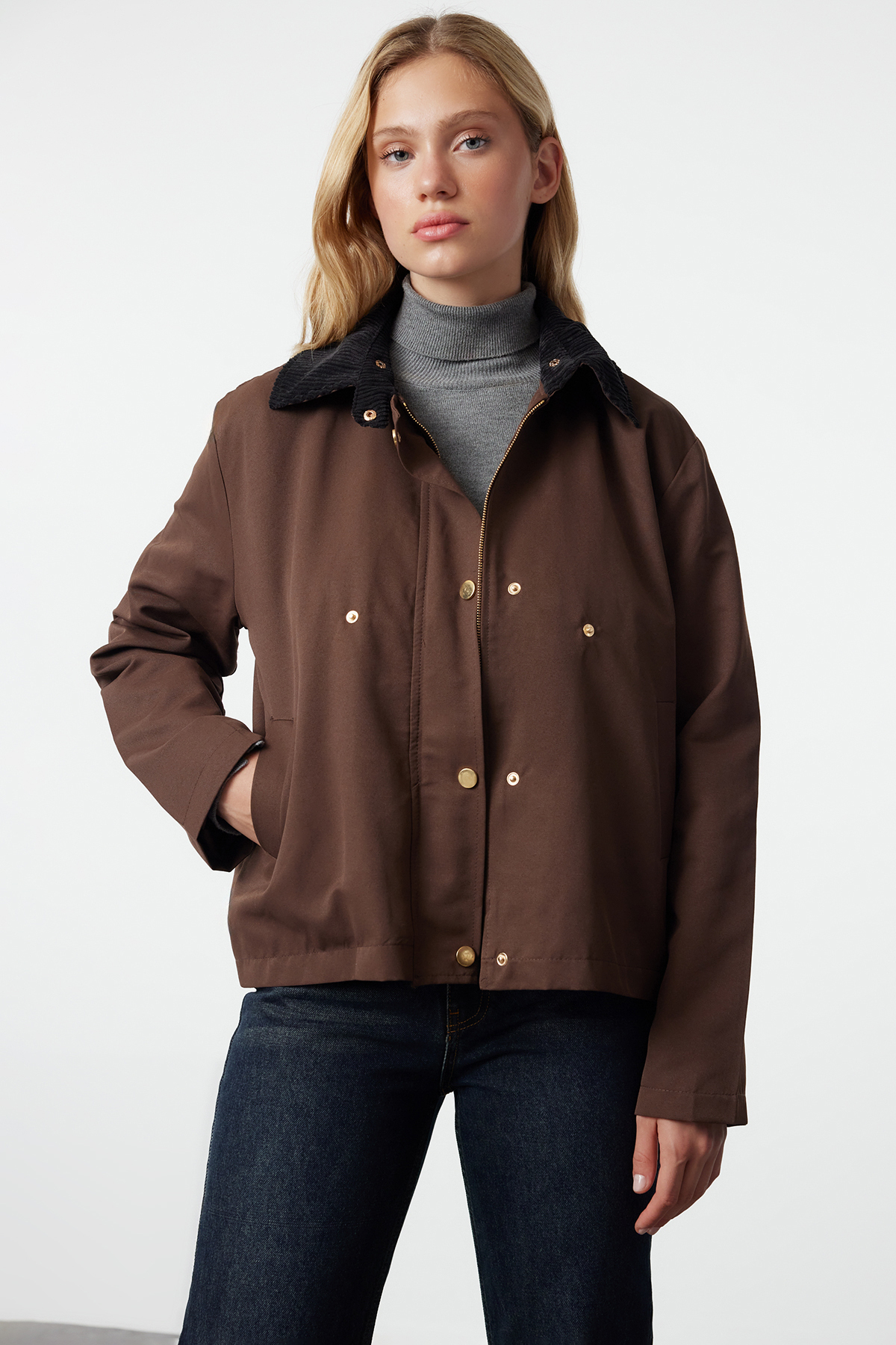  TRENDYOLM?LLA Kahverengi Omuz ve Yaka Detayl? Pelerinli Oversize ?nce Ceket Mont