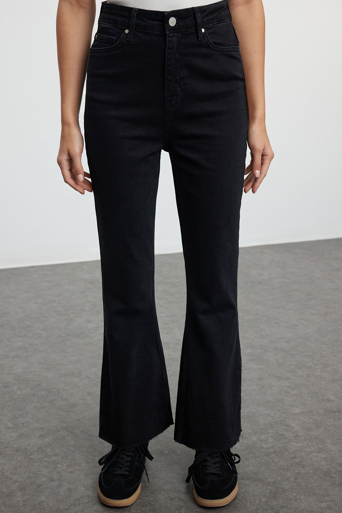 Trendyol Collection-Anthrazitfarbene High Waist Crop Flare Jeans TWOAW21JE0159 3