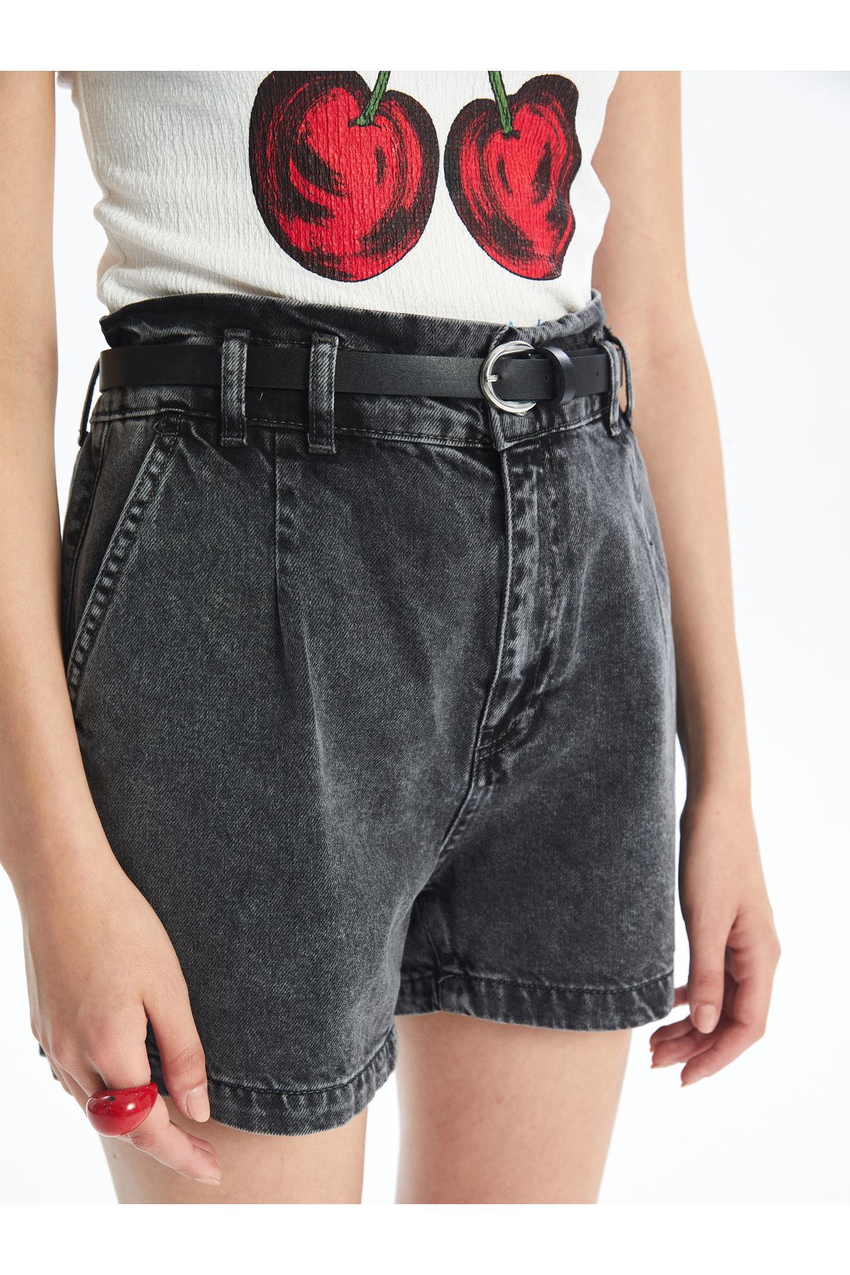 LC Waikiki-Jeansshorts für Damen – Taillengürtel und bequeme Passform 3