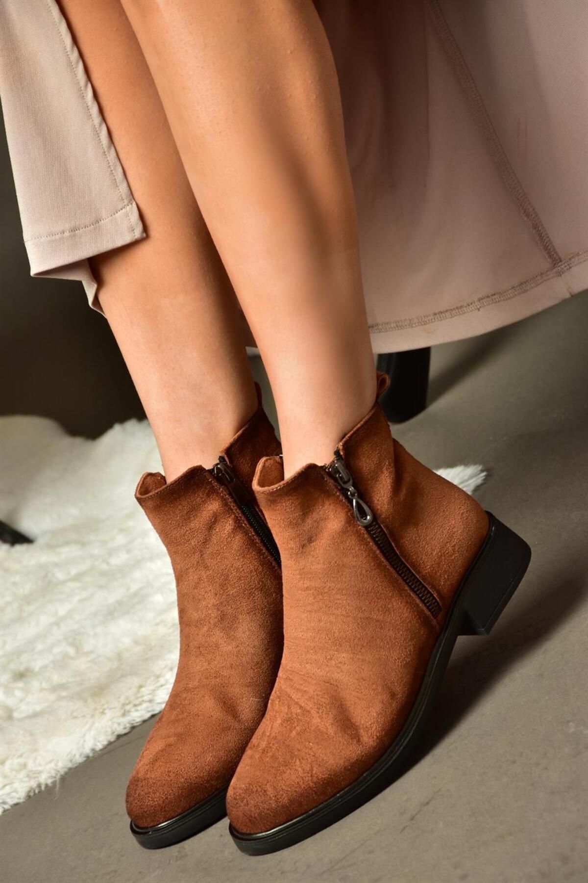 Fox Shoes-R374050402 Dámské semišové boty s nízkou podrážkou v hnědé barvě 4