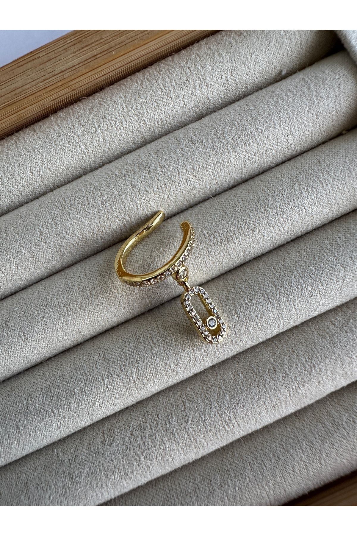 Gold Marka Model Sallantılı Zirkon Taşlı Kıkırdak Küpe Earcuff 2