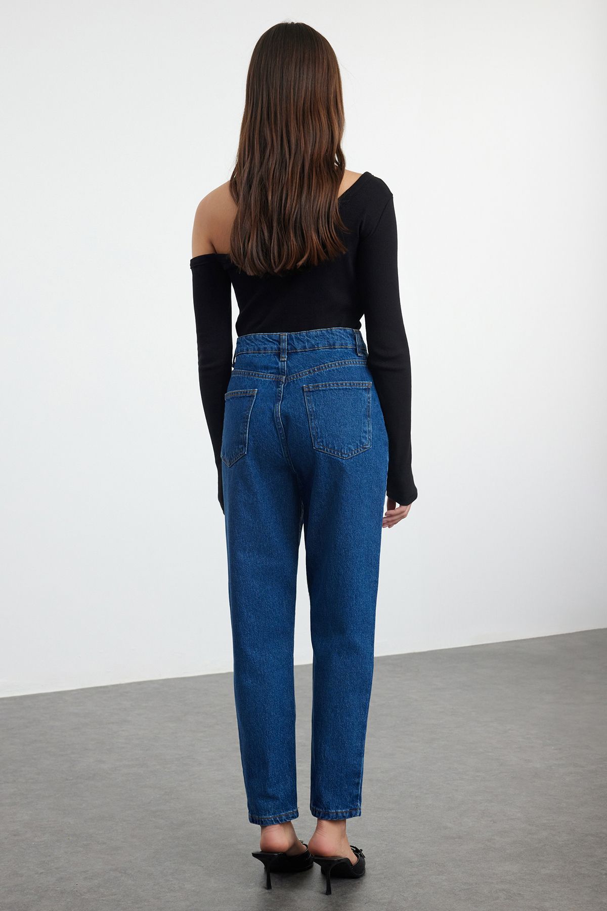 Trendyol Collection-Indigoblaue Mom-Jeans mit hoher Taille TWOSS20JE0108 5