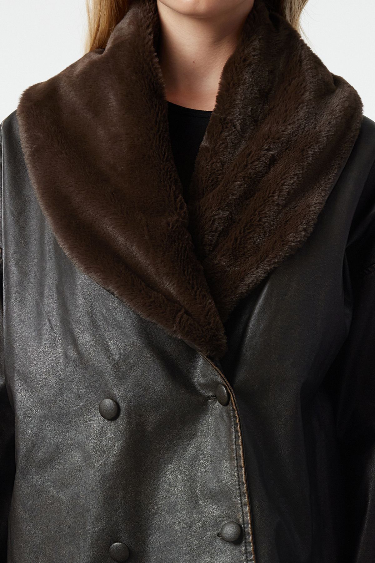 Trendyol Collection-Dunkelbrauner, übergroßer Kunstledermantel mit Pelzbesatz am Kragen TWOAW25MO00145 9