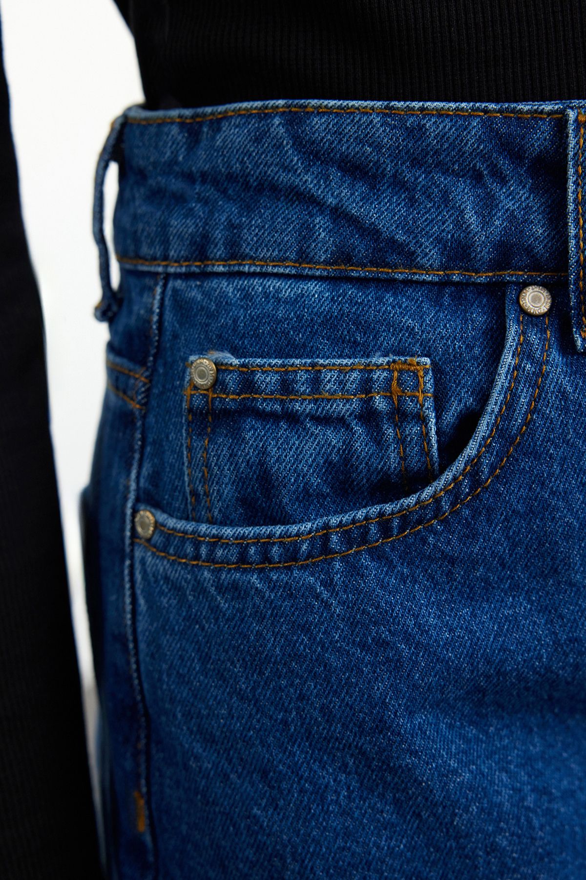 Trendyol Collection-Indigoblaue Mom-Jeans mit hoher Taille TWOSS20JE0108 3