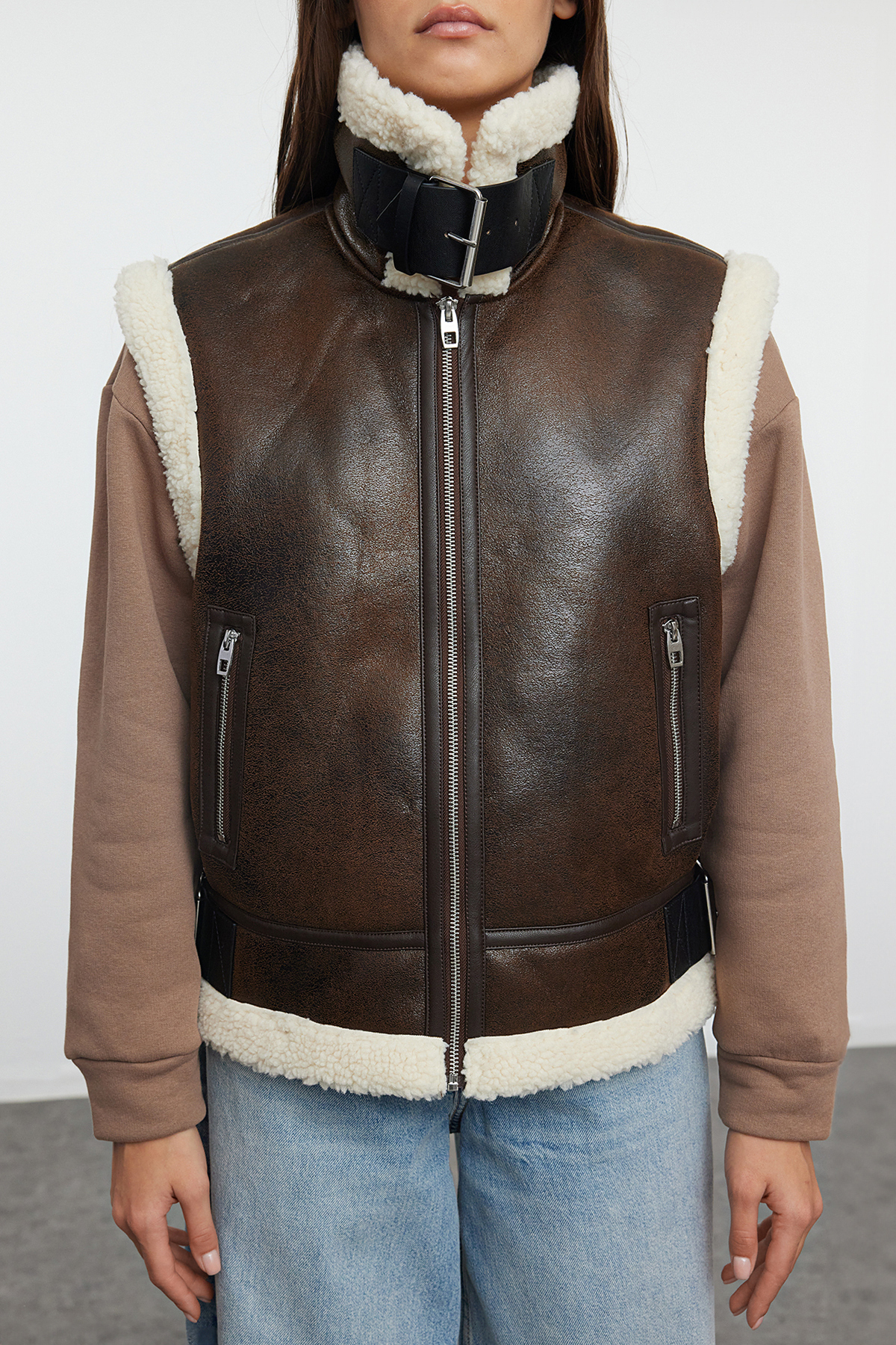 Trendyol Collection Tmavě hnědá oversize plyšová detailní semišová vesta TWOAW25YE00007