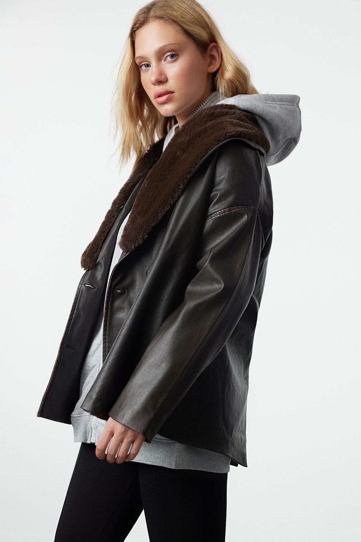 Trendyol Collection-Dunkelbrauner, übergroßer Kunstledermantel mit Pelzbesatz am Kragen TWOAW25MO00145 6