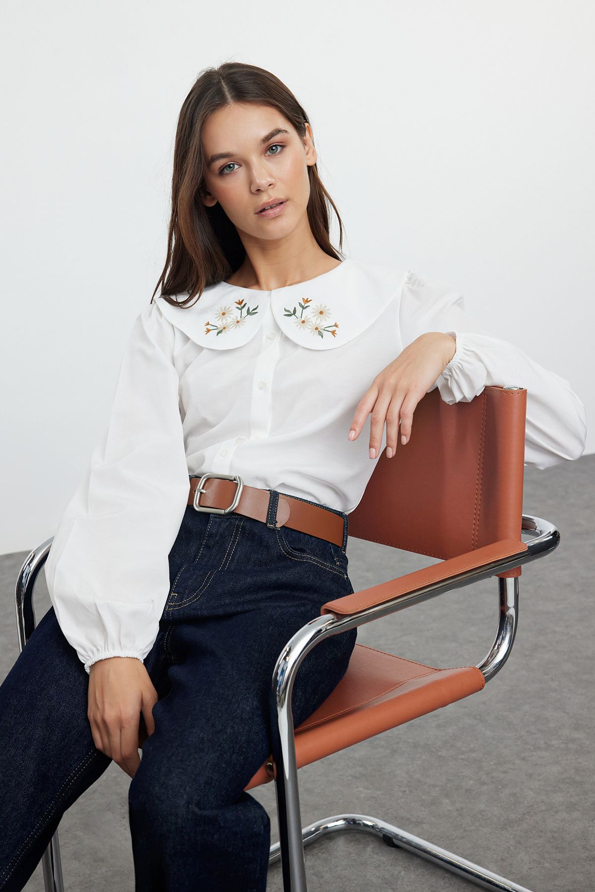 Trendyol Collection-Πουκάμισο από βαμβάκι εκρού - Λεπτομερής γιακάς με κέντημα, κανονική εφαρμογή TWOSS23GO00009 1