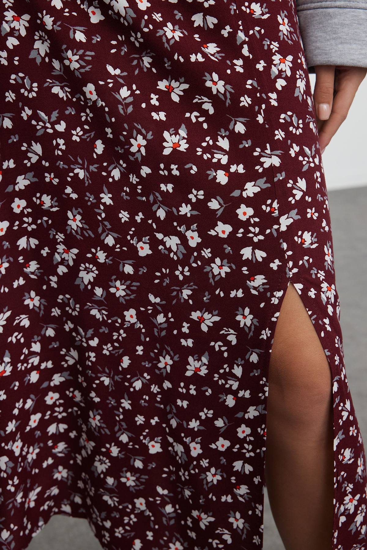 Trendyolmilla  Bordo Yırtmaç Detaylı Çiçek Desenli Viskon Kumaşlı Midi Dokuma Etek TWOSS20ET0230 - Görsel 6