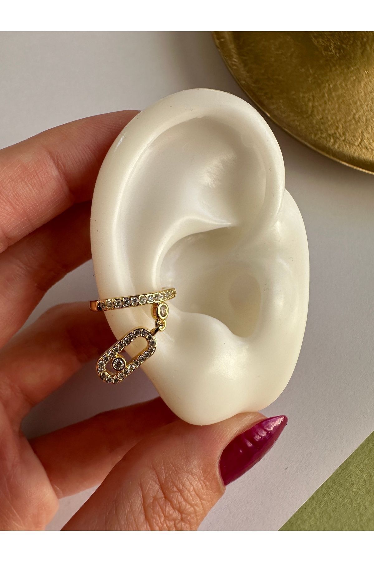 Gold Marka Model Sallantılı Zirkon Taşlı Kıkırdak Küpe Earcuff