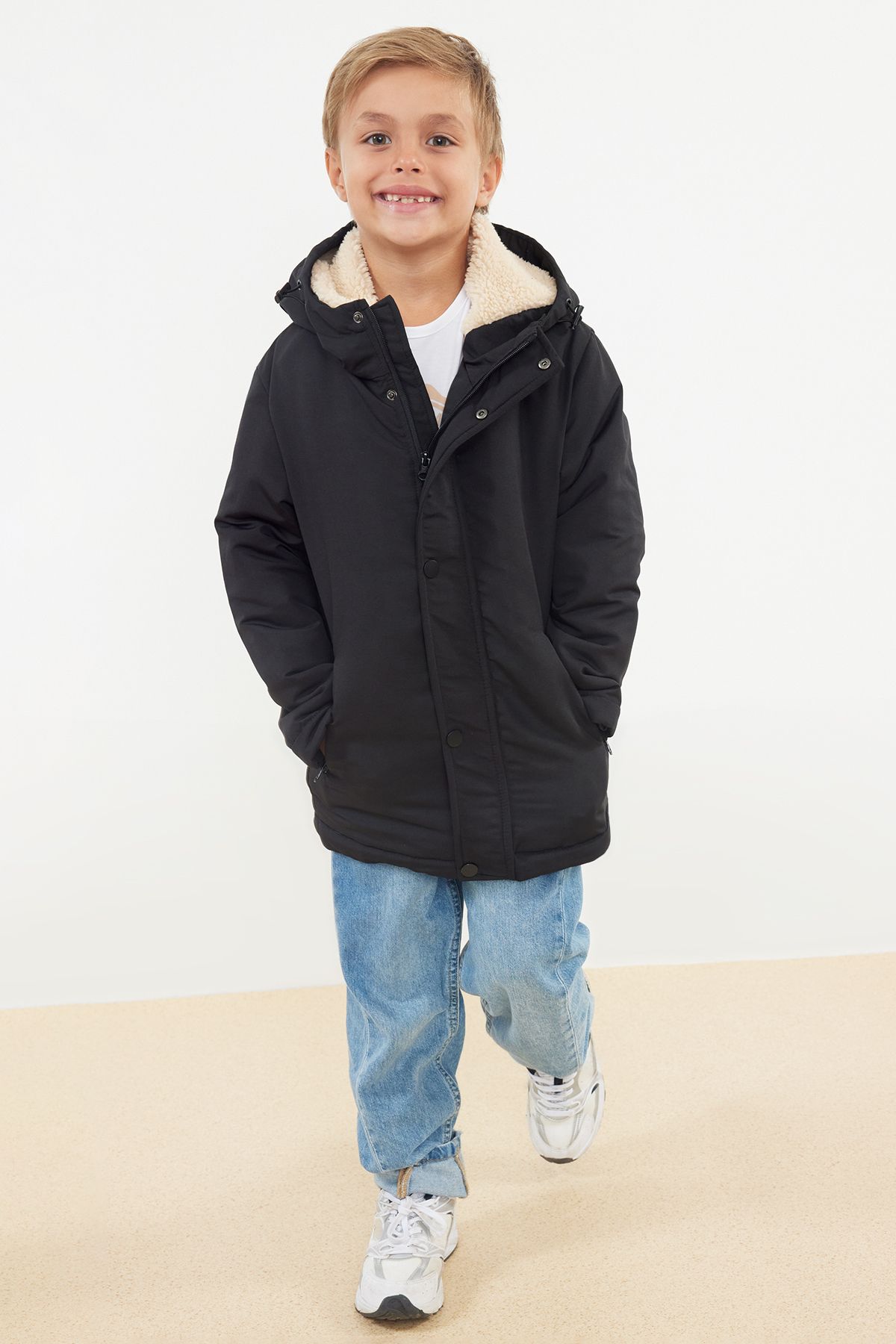 TRENDYOLKIDS-Chlapecká černá sezónní kapesní bunda s kapucí - Tkdaw25Mo00008 2