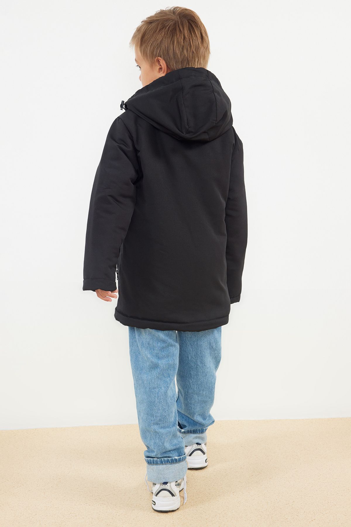 TRENDYOLKIDS-Chlapecká černá sezónní kapesní bunda s kapucí - Tkdaw25Mo00008 3