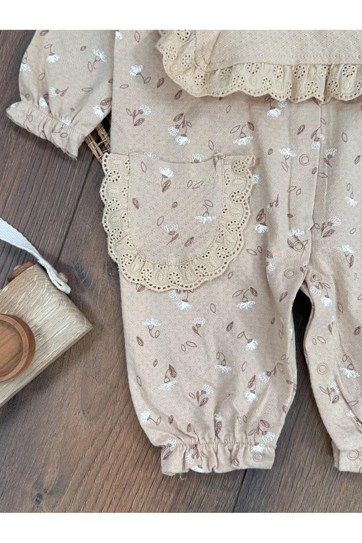 Bolly Baby Müslin Kumaş Güpür Detaylı Önlüklü Çıtçıt Kapama Çiçek Desen Kız Bebek Tulum fotoğrafı 3 (önizleme)