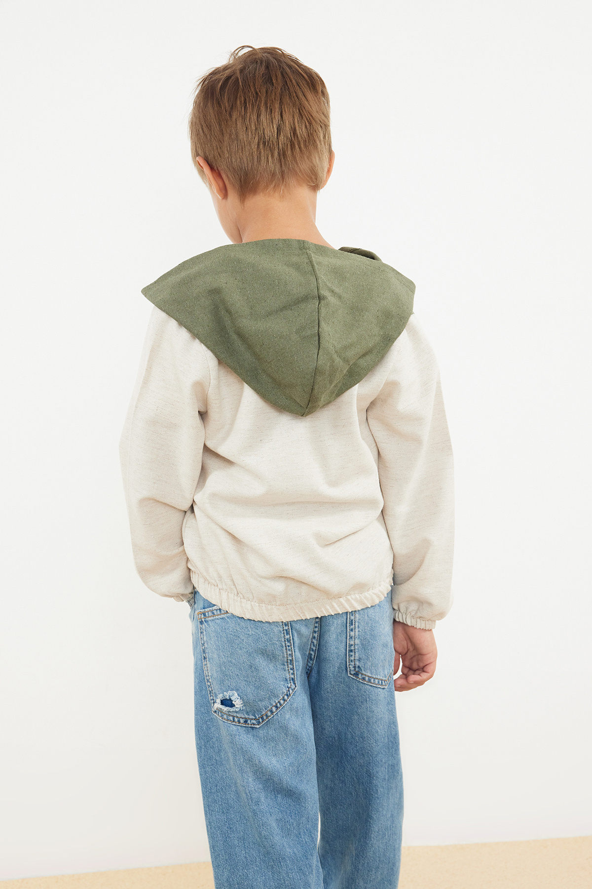 TRENDYOLKIDS-Beigefarbenes T-Shirt- und Jacken-Set mit Slogan-Aufdruck für Jungen – Baumwollstrick TKDAW25AU00047 7