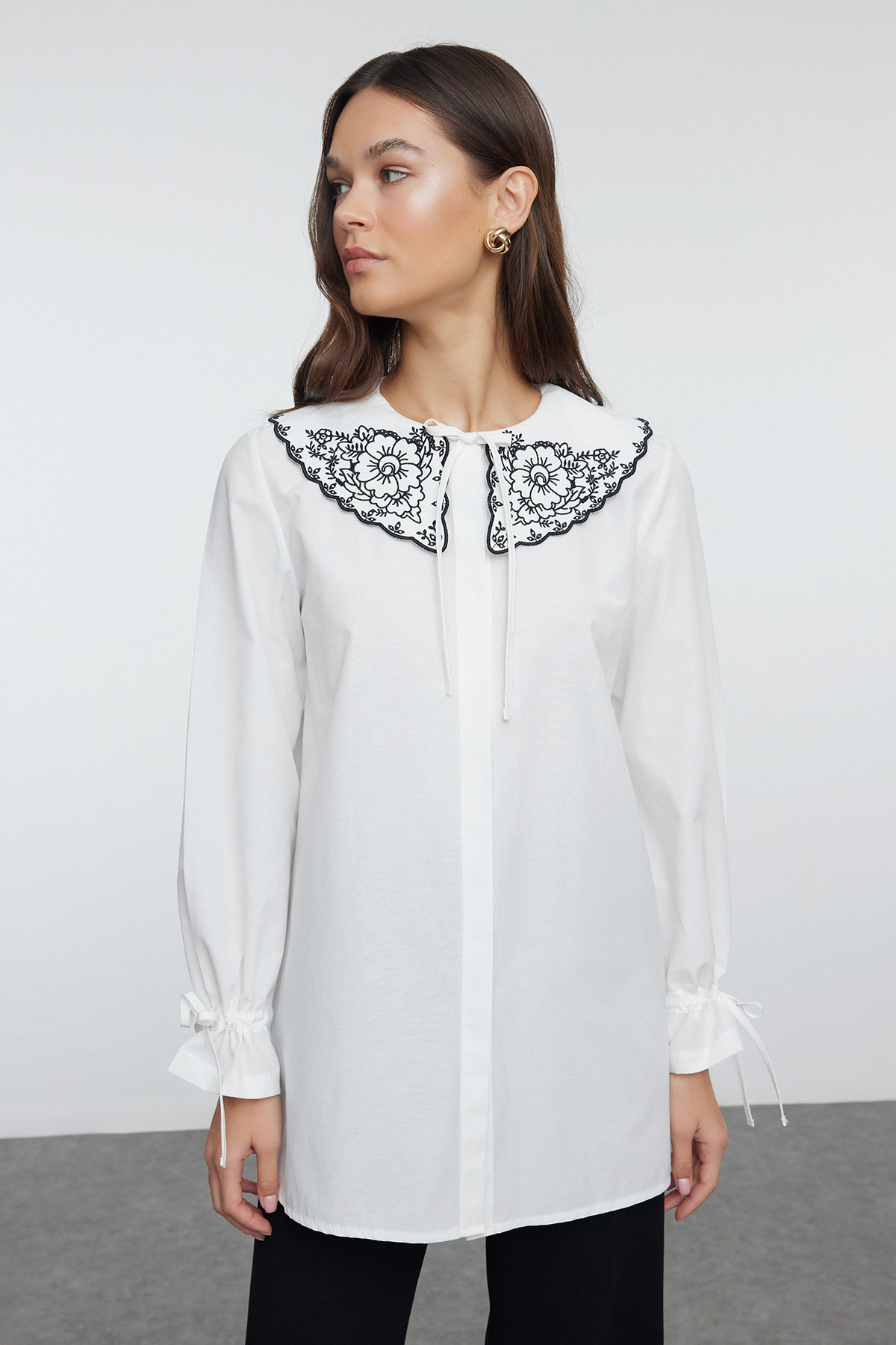 Trendyol Modest-Dětská vyšívaná bavlněná košile s límečkem - TCTSS24TG00086 2