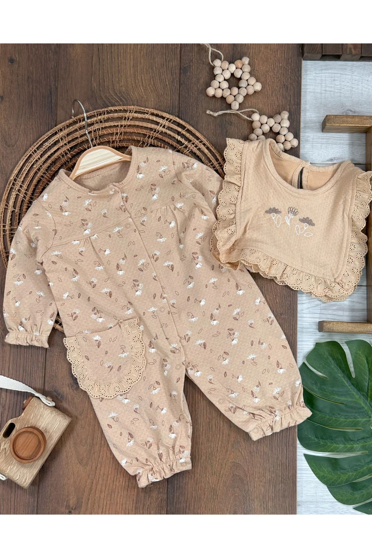 Bolly Baby Müslin Kumaş Güpür Detaylı Önlüklü Çıtçıt Kapama Çiçek Desen Kız Bebek Tulum fotoğrafı 2 (önizleme)