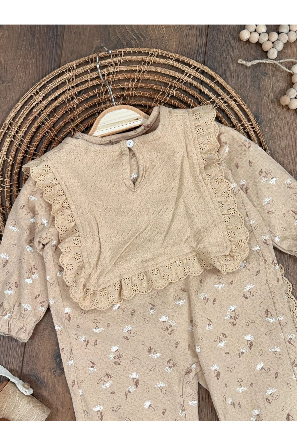 Bolly Baby Müslin Kumaş Güpür Detaylı Önlüklü Çıtçıt Kapama Çiçek Desen Kız Bebek Tulum fotoğrafı 4 (önizleme)