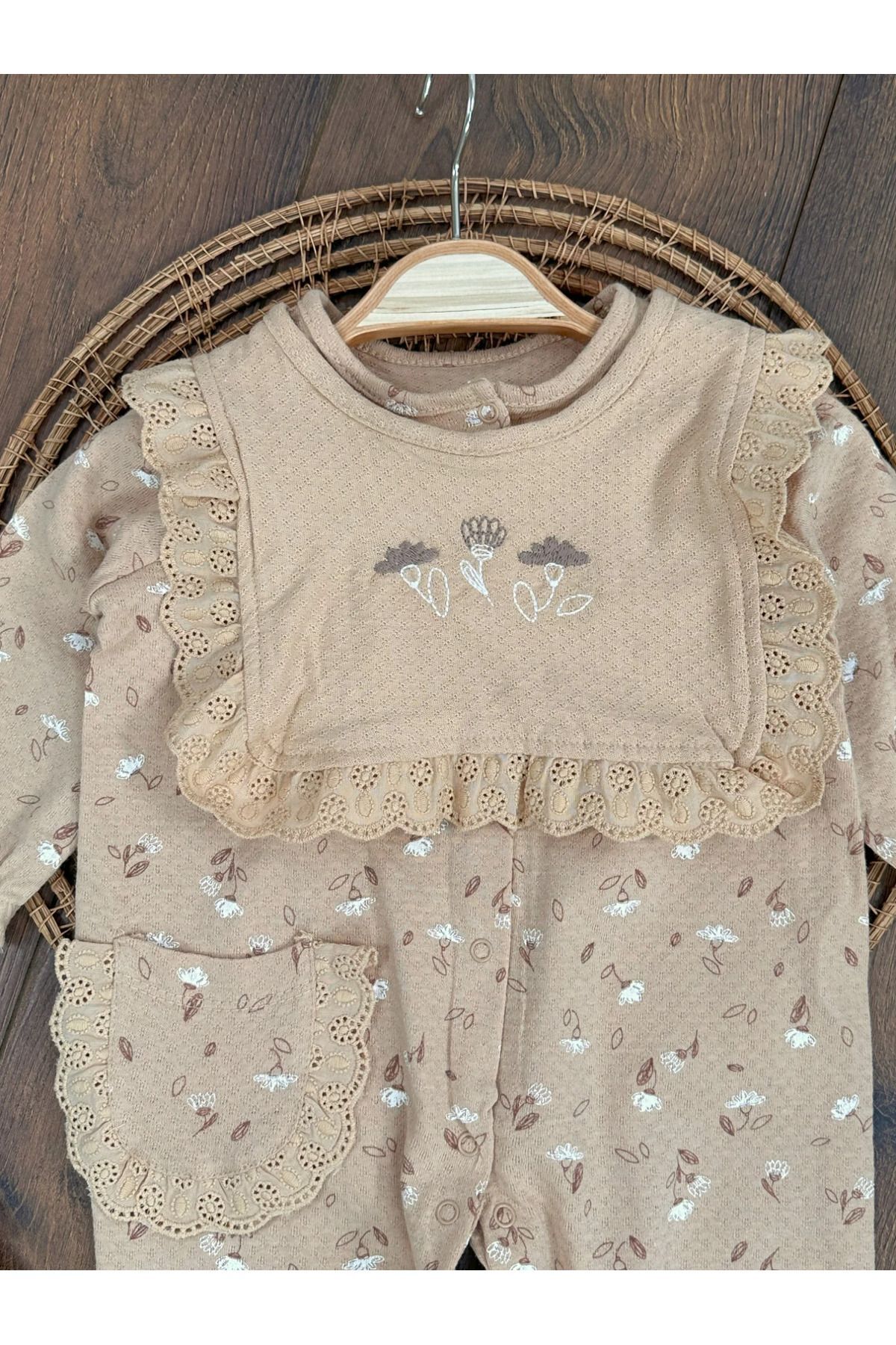 Bolly Baby Müslin Kumaş Güpür Detaylı Önlüklü Çıtçıt Kapama Çiçek Desen Kız Bebek Tulum fotoğrafı 5 (önizleme)