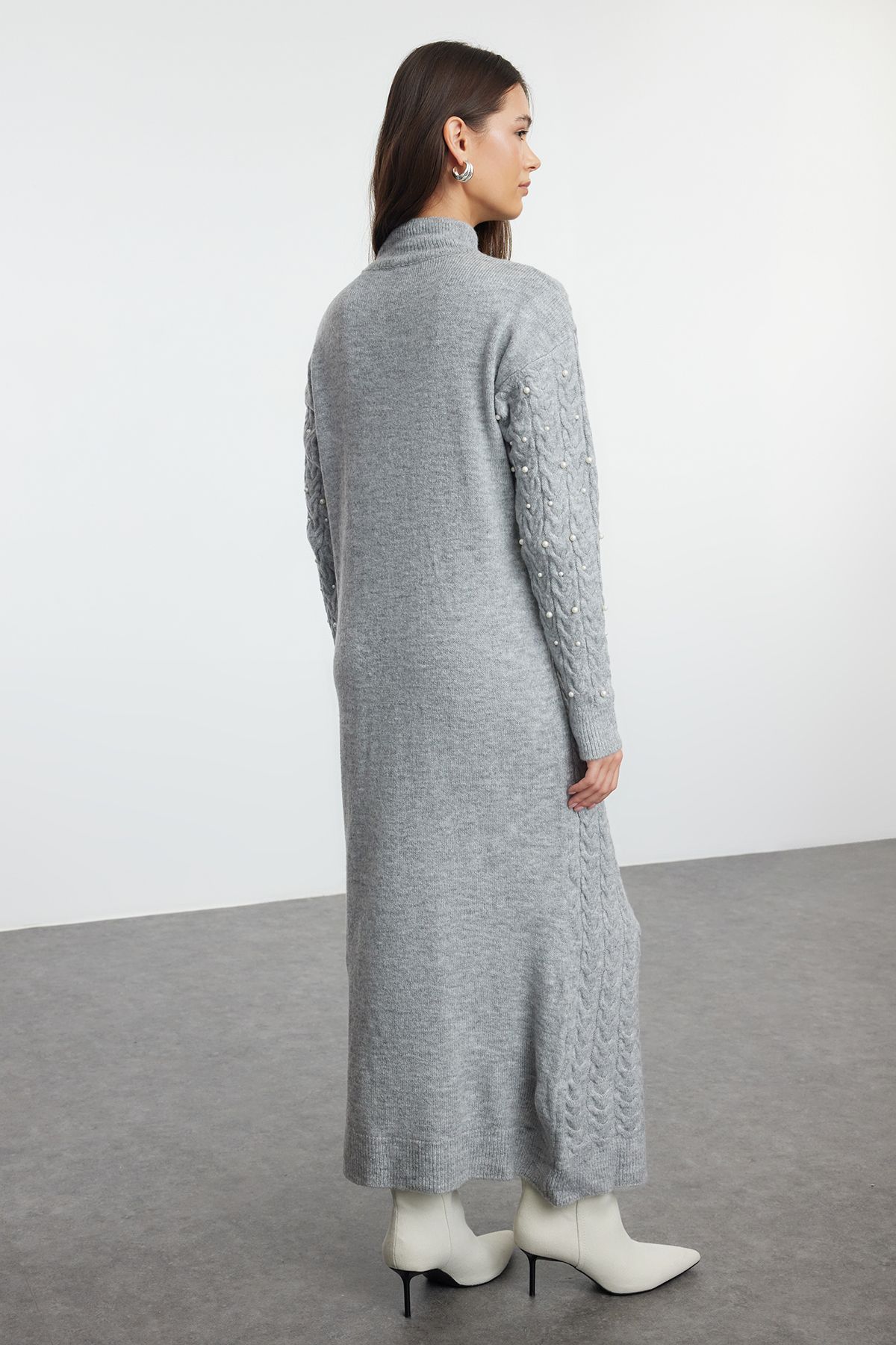 Trendyol Modest-Hajfonatos szürke kötöttáru ruha - gyöngyház kiegészítő TCTAW25EB00047 7
