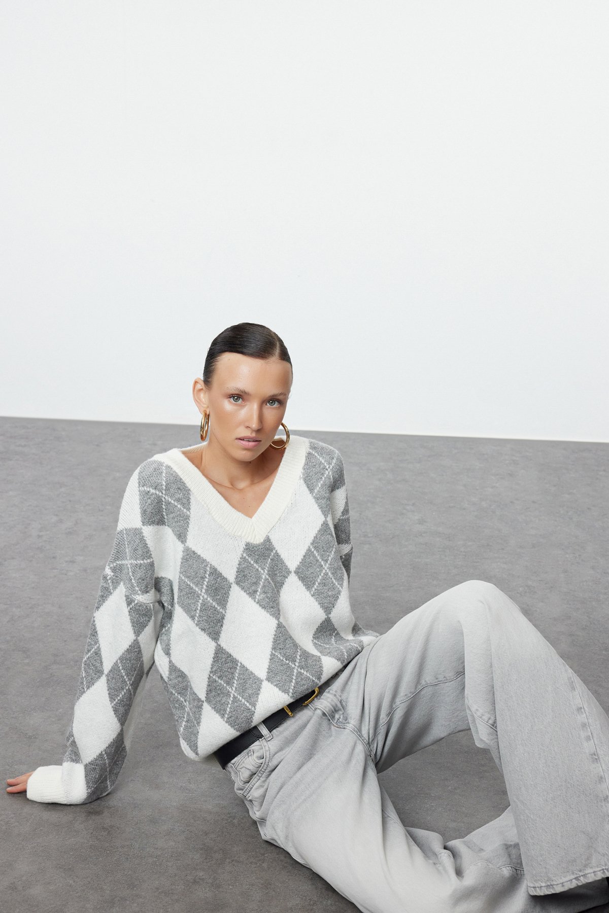 Trendyol Collection Ecru Pullover aus weichem, strukturiertem Strick mit V-Ausschnitt und weitem Schnitt, Baklava-Strickwaren, TWOAW25KZ00200