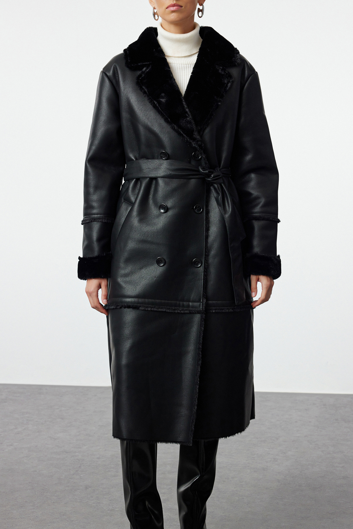 Trendyol Collection Чорне пальто оверсайз широкого крою зі штучної шкіри TWOAW24KB00188