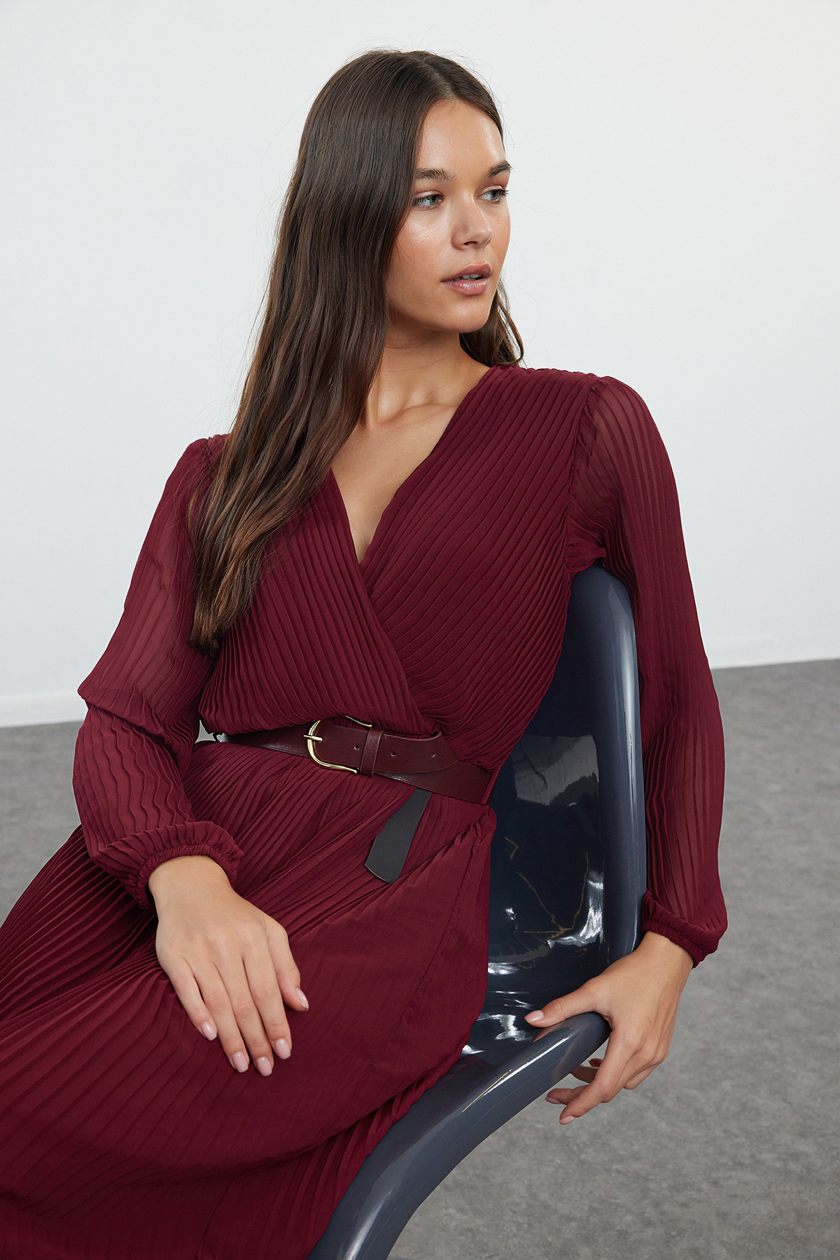 Trendyol Collection Burgunderfarbenes, gewebtes Fliegerkleid mit Gürtel, A-Linie, plissiert, Maxi, gefüttert, Chiffon, TWOAW24EL00471