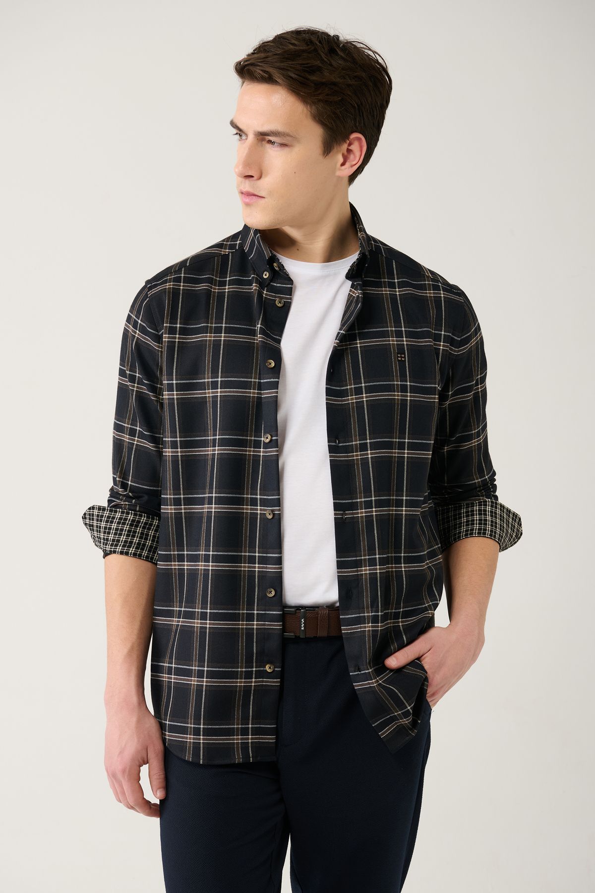 cest une chemise à bois avec des boutons bruns