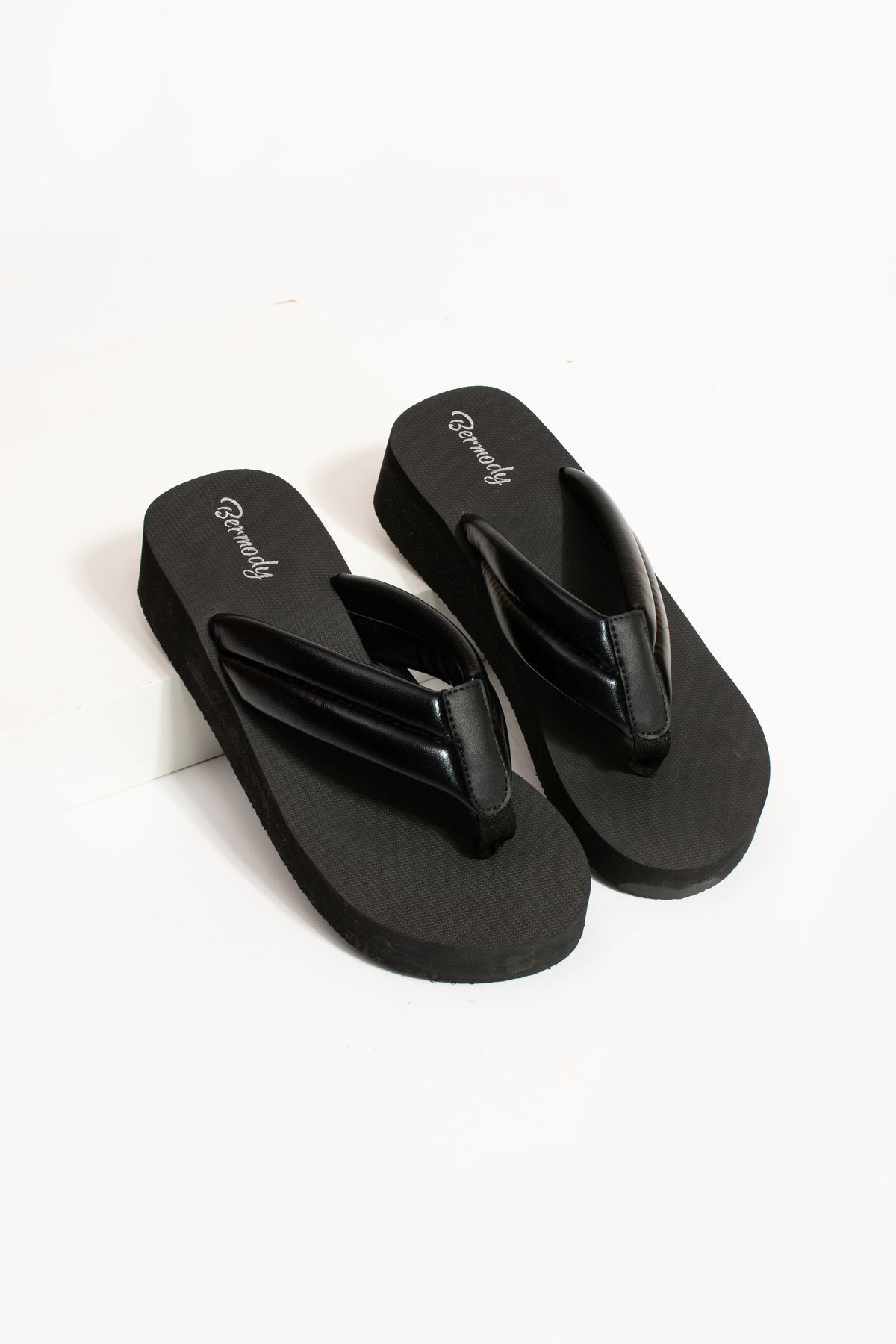 Nora Platform Topuk (4,5 CM) Kadın Siyah Platform Parmak Arası Plaj Terlik Flip Flops