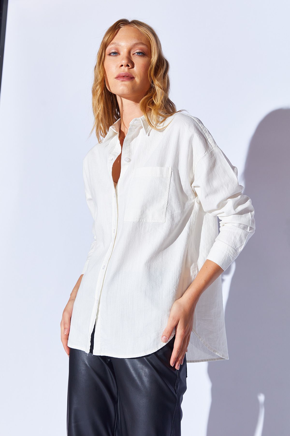 Beyaz Oversize tek cepli gabardin rahat kesim soft dokulu pamuk kadın gömlek  | MKW168174-01