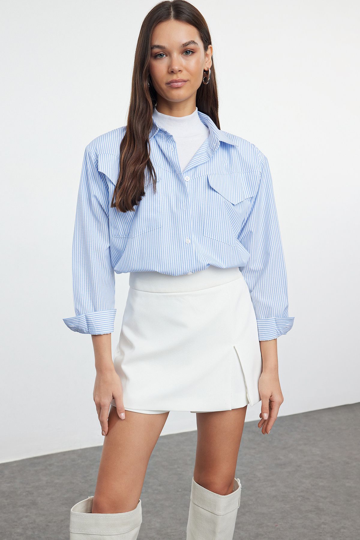 Trendyol Collection-Blau gepolstertes, detailliertes, gestreiftes, übergroßes, gewebtes Hemd mit Taschenbezug TWOAW25GO00051 2