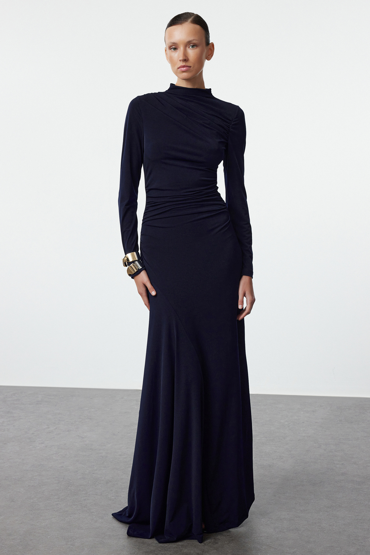 Trendyol Collection Marineblaues flexibles Maxi-Strickkleid - Stehkragen, lange Ärmel, tailliert TWOAW25EL00099