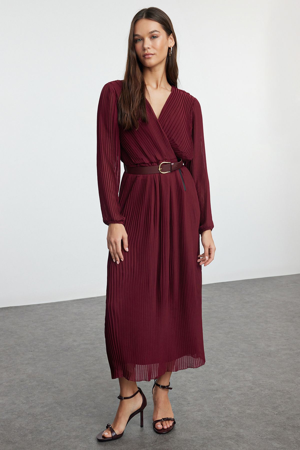 Trendyol Collection A vonalú hajtogatott bordó sifon maxi ruha - övvel és béléssel TWOAW24EL00471