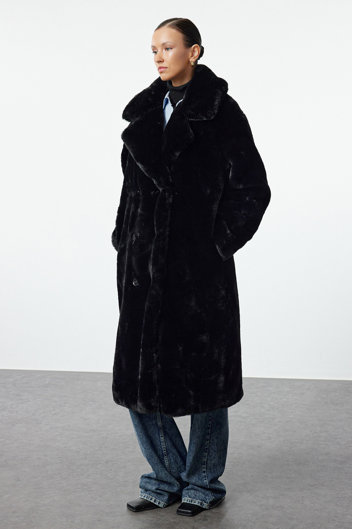 Trendyol Collection Übergroßer schwarzer Pelzmantel - weiter Schnitt TWOAW25KB00003