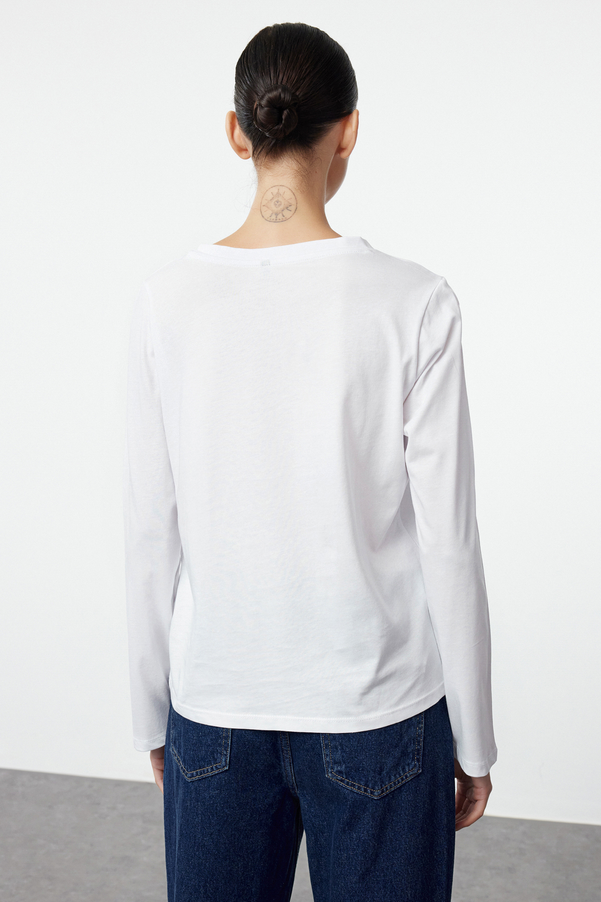 Trendyolmilla  Siyah-Beyaz 2'li Paket %100 Pamuk V Yaka Regular/Normal Kesim Örme T-Shirt TWOAW25TS00002 - Görsel 14