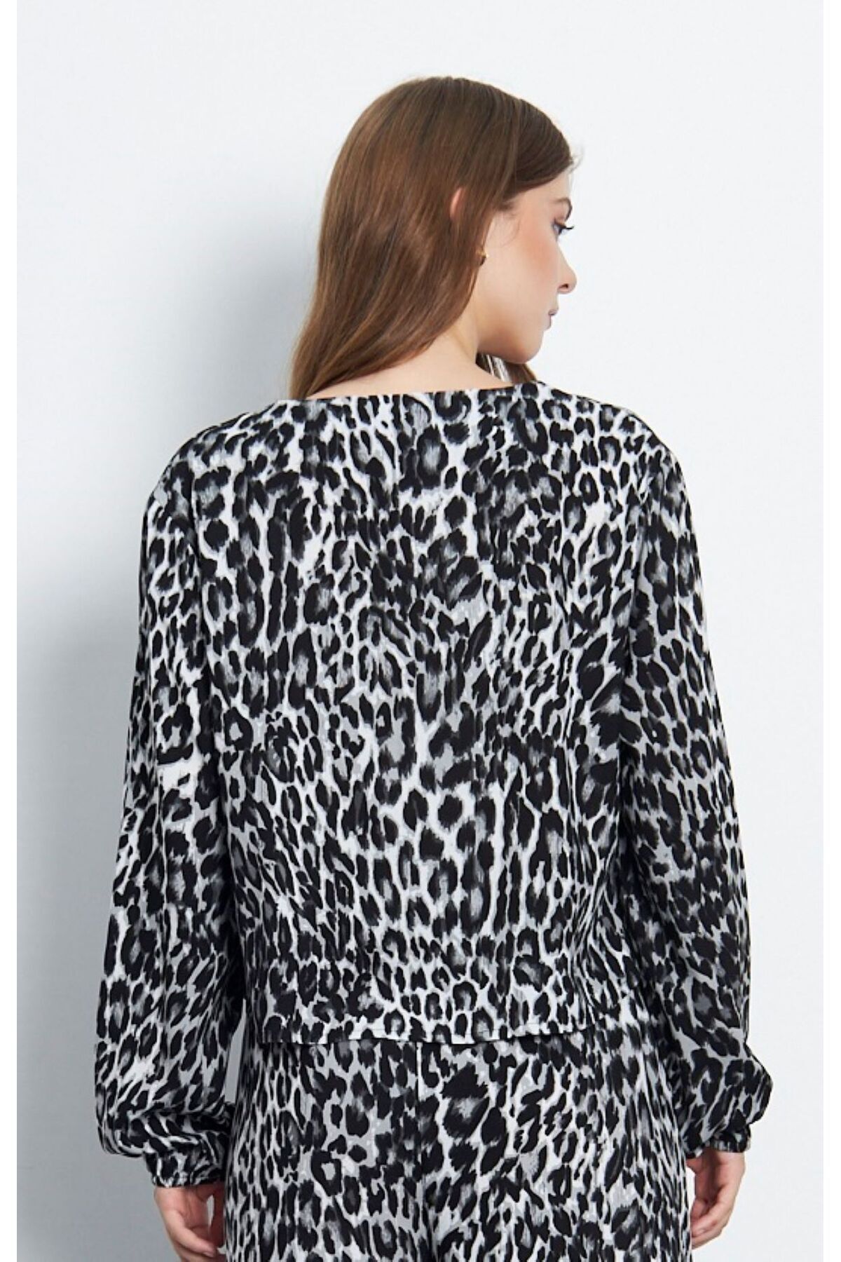 My Peak-Gray Leopard Print Blouse 4